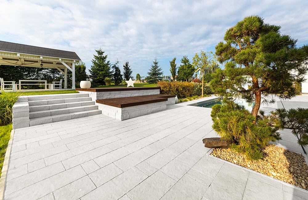 Betonová dlažba a schodiště